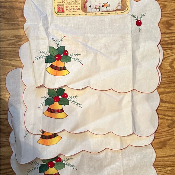Vintage Doily Christmas Bells & Holly White Cloth Placemat Set Of 4. New. 12x18 - Picture 2 of 3